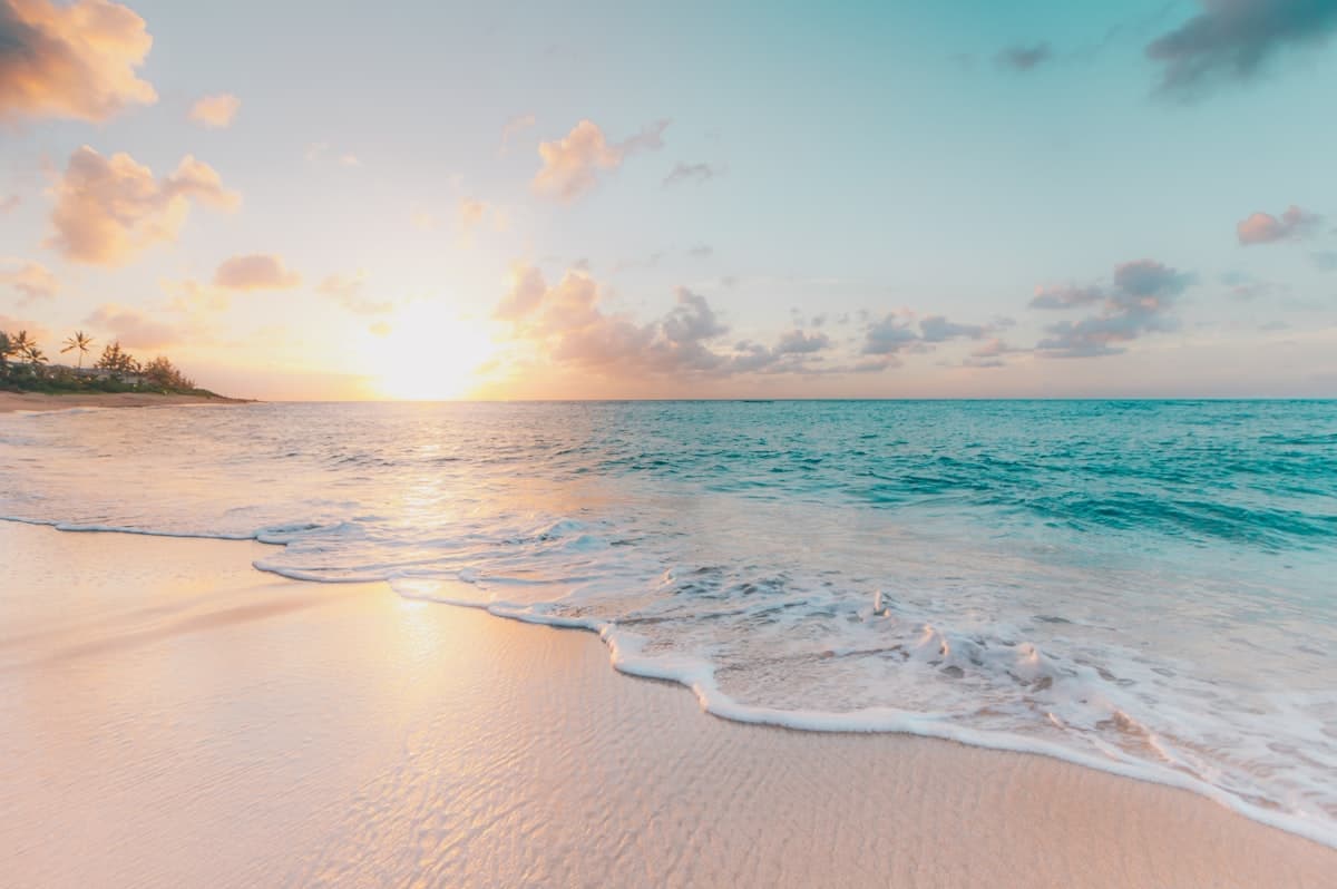 Orilla de arena blanca y mar turquesa al atardecer en Curaçao